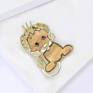 Broche lion dorée avec résine texture marbre marron et yeux en cristal sur socle