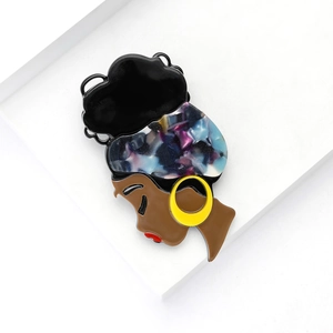 Künstlerische Acryl-Brosche afrikanische Dame mit Marmortextur und gelben Ohrringen