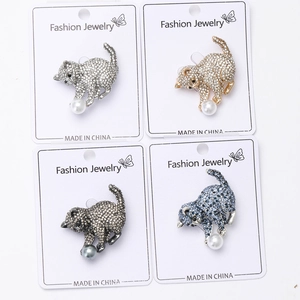 Vue détaillée de broches chat en quatre couleurs avec strass brillants et perles