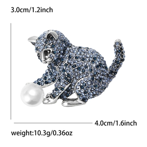 Vue détaillée d'une broche chat avec strass bleus et perle, dimensions 3,0 cm x 4,0 cm