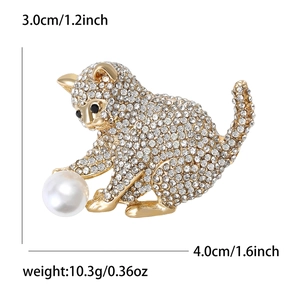 Détail d'une broche chat avec strass et perle, mesurant 3,0 cm par 4,0 cm