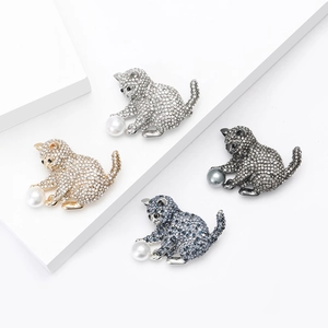 Broches chat minimalistes avec cristaux strass et perles sur supports blancs