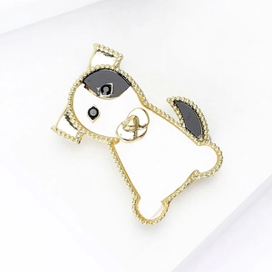 Κομψή ασπρόμαυρη καρφίτσα κουτάβι με χρυσή χάντρα στην άκρη και γυαλιστερό σμάλτο