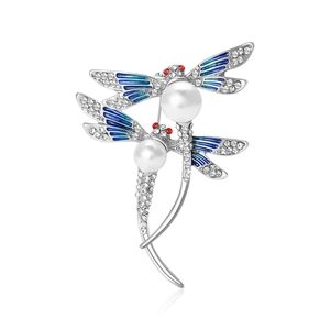 Élégante broche libellule argentée aux ailes en émail bleu, perles blanches et cristaux