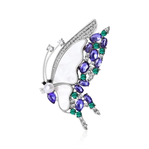 Broche papillon élégante avec cristaux violets et nacre sur finition argentée