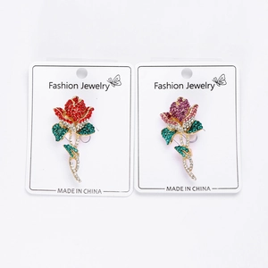 Détail de broches roses élégantes avec strass étincelants sur base en alliage doré