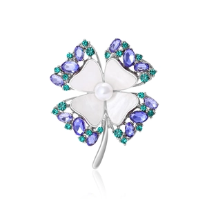 Exquisito broche de trébol con nácar, perlas y cristales púrpuras sobre base de plata