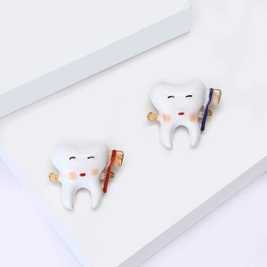 Cartoon Tooth Brooch With Toothbrush Enamel Pin Alloy Badge For Dentist Medical Staff Nurse Gift Lapel Pin Accessories
