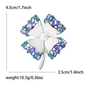Elegante broche de trébol con nácar, cristales púrpuras y centro de perla blanca