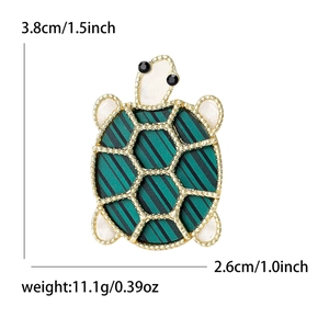 Green acrylic turtle brooch with gold trim and dimensions 3.8x2.6cm weighing 11.1g