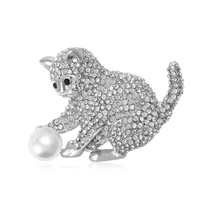 Broche chat argentée avec strass brillants et perle blanche sur fond blanc immaculé