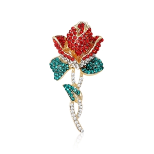 Broche rose de luxe élégante avec strass rouges et verts sur placage en métal doré