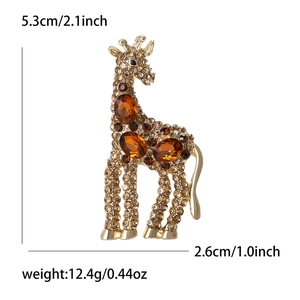 Vista dettagliata della spilla a giraffa con strass e dimensioni 5,3 cm altezza e 2,6 cm larghezza
