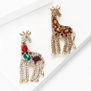 Spilla a forma di giraffa con strass colorati e ambra su lega dorata elegante