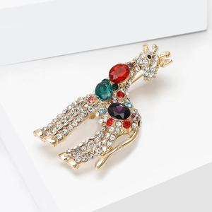 Spilla a giraffa dorata con cristalli colorati e strass per accessori moda di tendenza