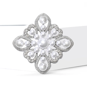 Detailed view of Baroque hollow brooch with elegant pearls and sparkling rhinestones