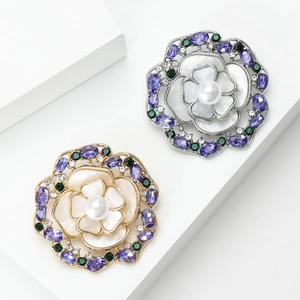 Spilla Vintage di Lusso con Perla e Conchiglia a Forma di Fiore per Donna Elegante Camelia Floreale Intarsiata Zirconia