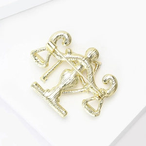 Broche Balance dorée en alliage avec strass, finition polie et fermoir à épingle sûr