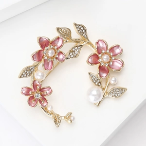 Detailansicht der Brosche mit Pfirsichblüten, rosa Emaille und weißen Perlen auf Gold