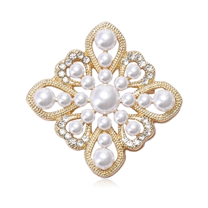 Artificial Baroque Pearl Brooch For Women Hollow Alloy Flower Brooch With Rhinestones Elegant Royal Court Style Clothing Accessory
