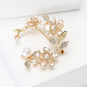 Detailansicht der goldenen Blütenkranz-Brosche mit Perlen und rosa Farbverlaufblüten