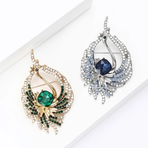 Squisite spille a pavone con strass scintillanti in lussuose finiture oro e argento