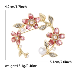 Eleganter Kranz-Brosche mit rosa Emailleblumen, Perlen und Kristallen auf Goldbasis