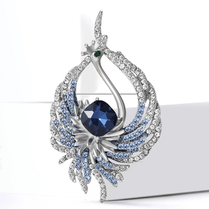 Elegante spilla a pavone in argento con cristallo blu centrale e strass scintillanti