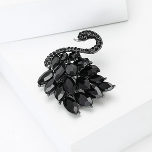 Detalle de broche de cisne negro elegante con incrustaciones de strass de lujo