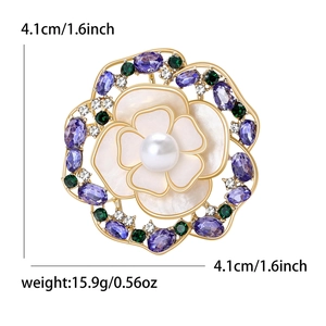 Elegante spilla a rosa in conchiglia viola con perla d'acqua dolce e inserti di gemme