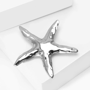Broche étoile de mer argentée polie avec effet métal liquide sur socle blanc