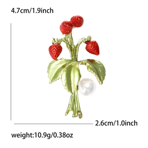 Broche fraises en émail rouge avec feuilles vertes et perle blanche pour femme
