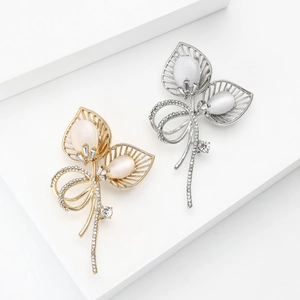 Broche feuille en pierre œil de chat élégante avec micro-pavé de cristaux en or et argent