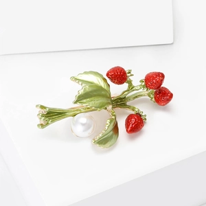 Broche créative en émail fraises avec quatre fruits rouges feuilles et une perle