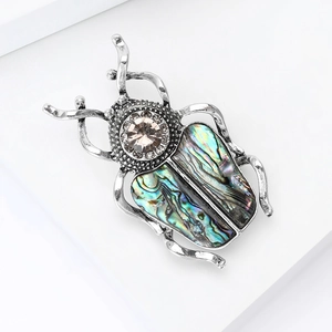 Broche scarabée rétro avec incrustation de nacre d'abalone et accents de cristal brillant