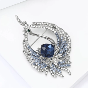 Lussuosa spilla a pavone con cristallo blu e strass bianchi su base in metallo argento