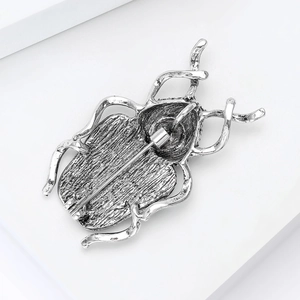 Vue arrière d'une broche scarabée en argent vintage avec épingle de sûreté robuste