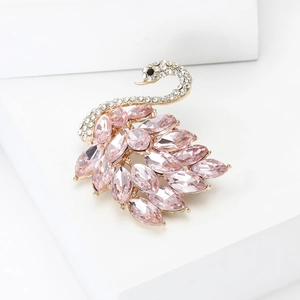 Vista detallada del broche de cisne dorado con cristales rosas y diamantes de imitación