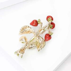 Broche fraise à la mode avec émail rouge, feuilles vertes et perle sur base dorée