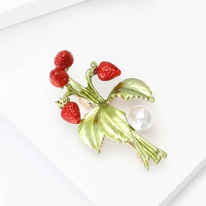 Broche fraise créative en émail avec feuilles vertes et perle ronde pour femmes