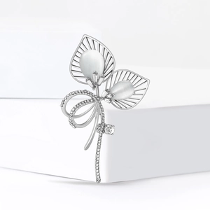 Broche élégante en forme de feuille évidée argentée avec opales et strass micro-incrustés