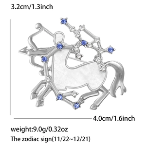 Detailansicht der Schütze-Brosche mit 4,0 cm Breite und blauen Strasssteinen
