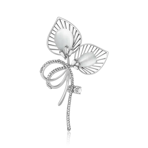 Élégante broche fleur en argent avec pierres œil-de-chat et design de feuille évidée