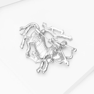 Detailansicht der Rückseite der silbernen Schütze-Brosche mit Nadel und Verschlussmechanismus