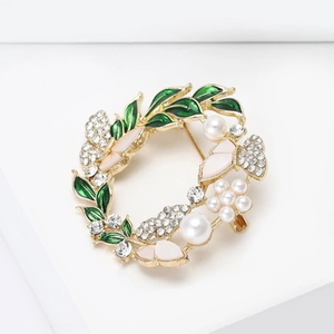Broche couronne de Noël élégante avec émail vert, perles et cristaux sur alliage doré