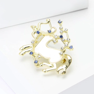 Makro-Detail der goldenen Schütze-Brosche mit blauen und klaren Kristallen