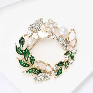 Broche couronne florale dorée élégante avec feuilles en émail vert et papillons perlés
