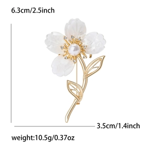 Dimensions détaillées de l'élégante broche fleur à 4 pétales avec perles et cristaux