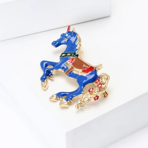 Dettaglio della spilla a cavallo in smalto blu reale con bordo dorato e fiori di cristallo