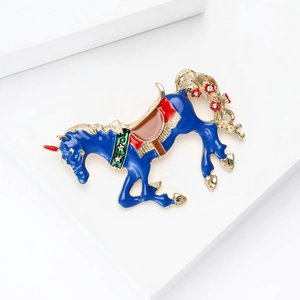 Dettaglio della spilla unicorno in smalto blu reale con base dorata e strass floreali